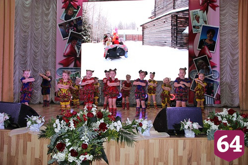 В Энгельсском доме-интернате поздравили сотрудников с профессиональными праздниками
