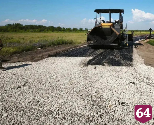 На кладбище в Энгельсе асфальтируют дороги